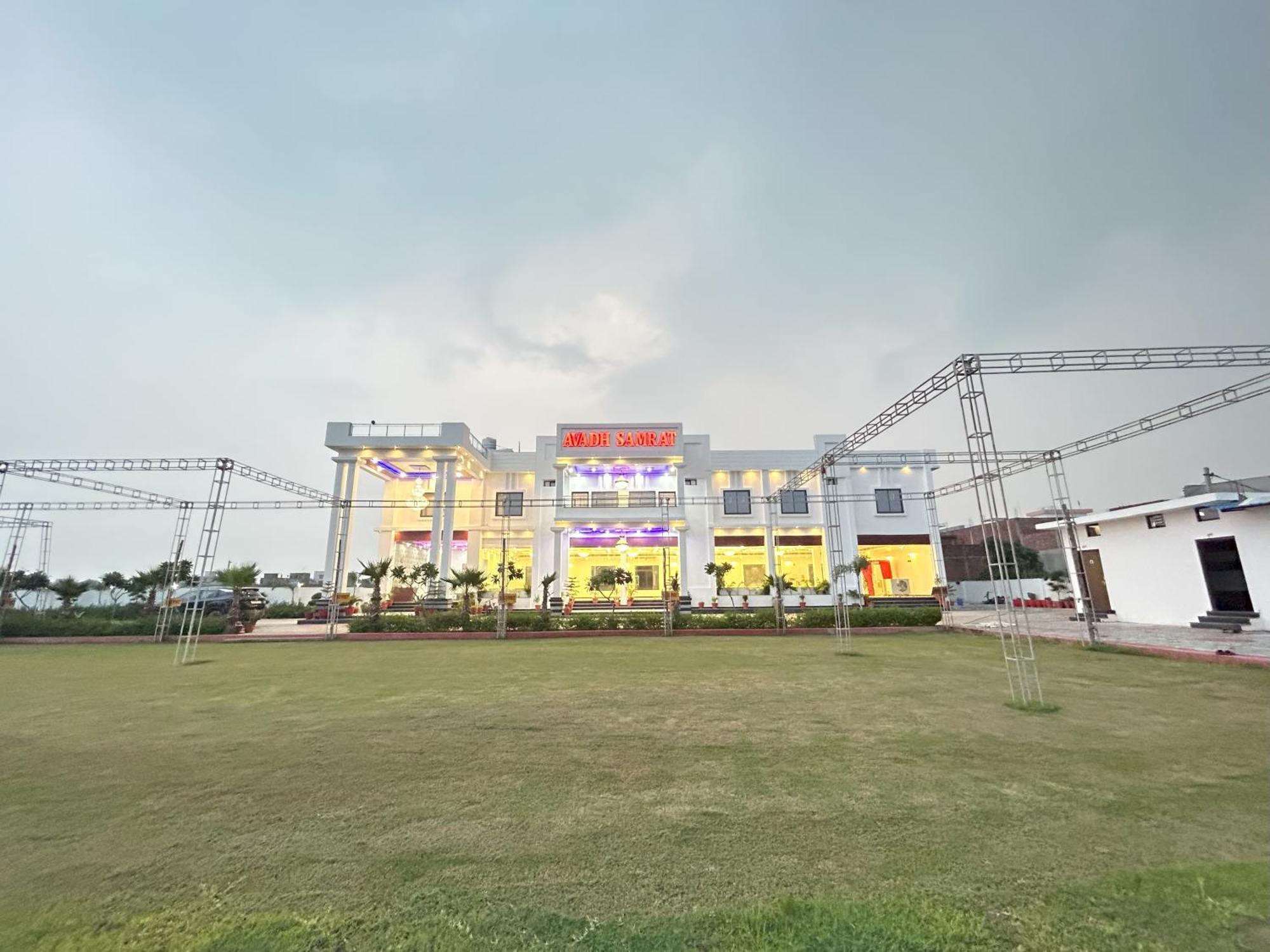 Awadh Samrat Resort Ayodhya Exteriör bild