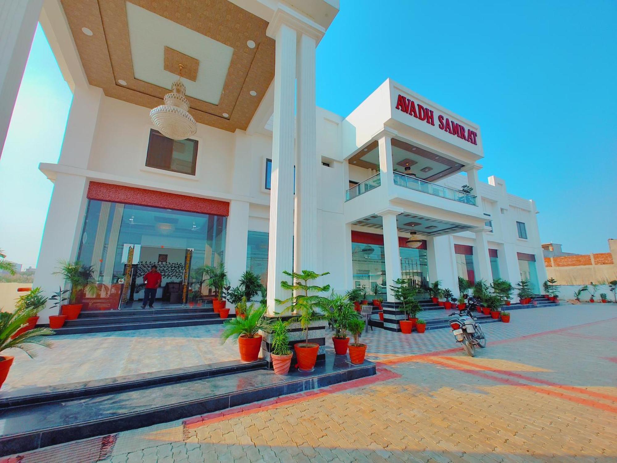 Awadh Samrat Resort Ayodhya Exteriör bild