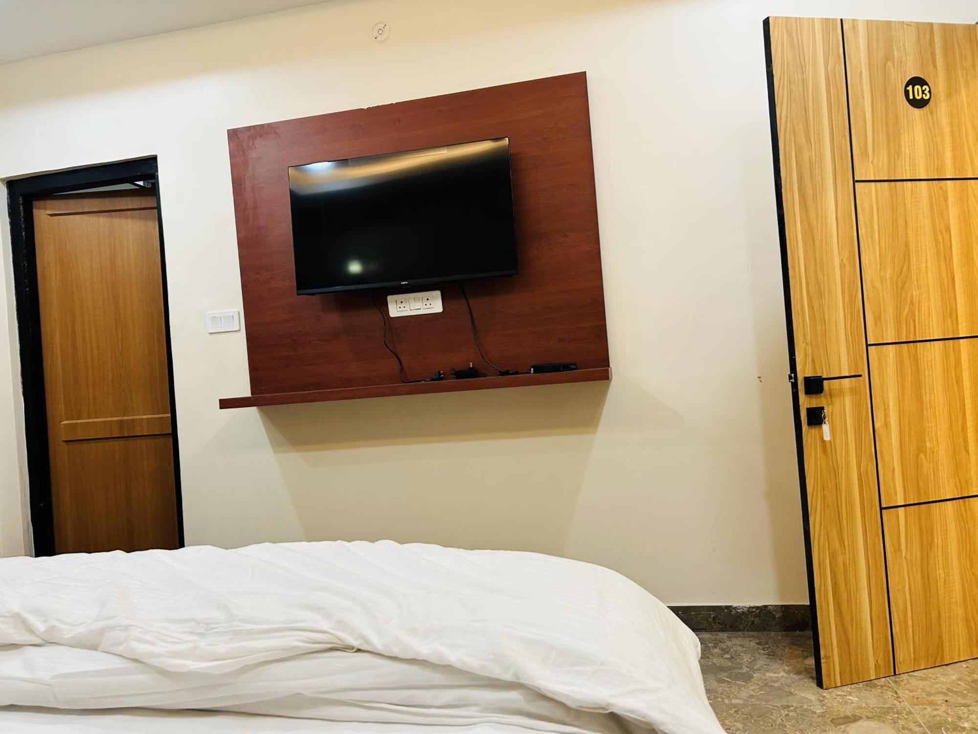 Awadh Samrat Resort Ayodhya Exteriör bild