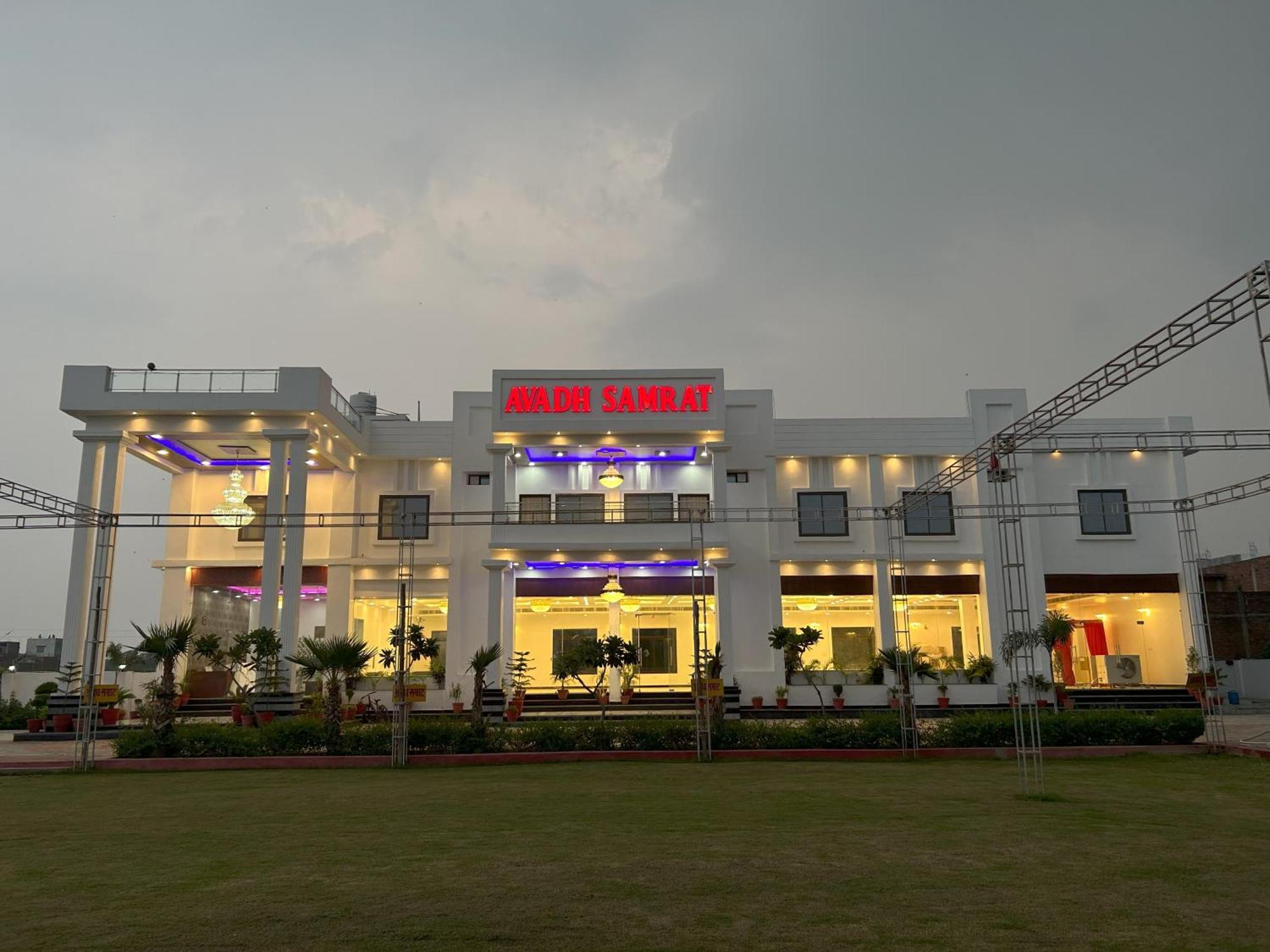 Awadh Samrat Resort Ayodhya Exteriör bild