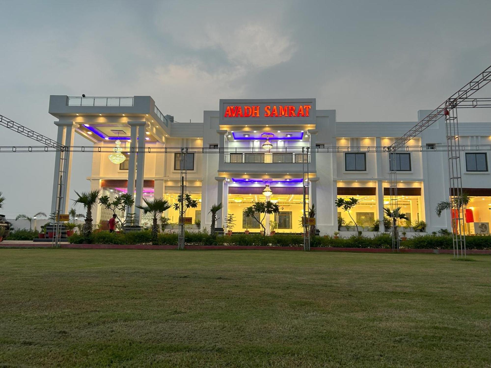 Awadh Samrat Resort Ayodhya Exteriör bild